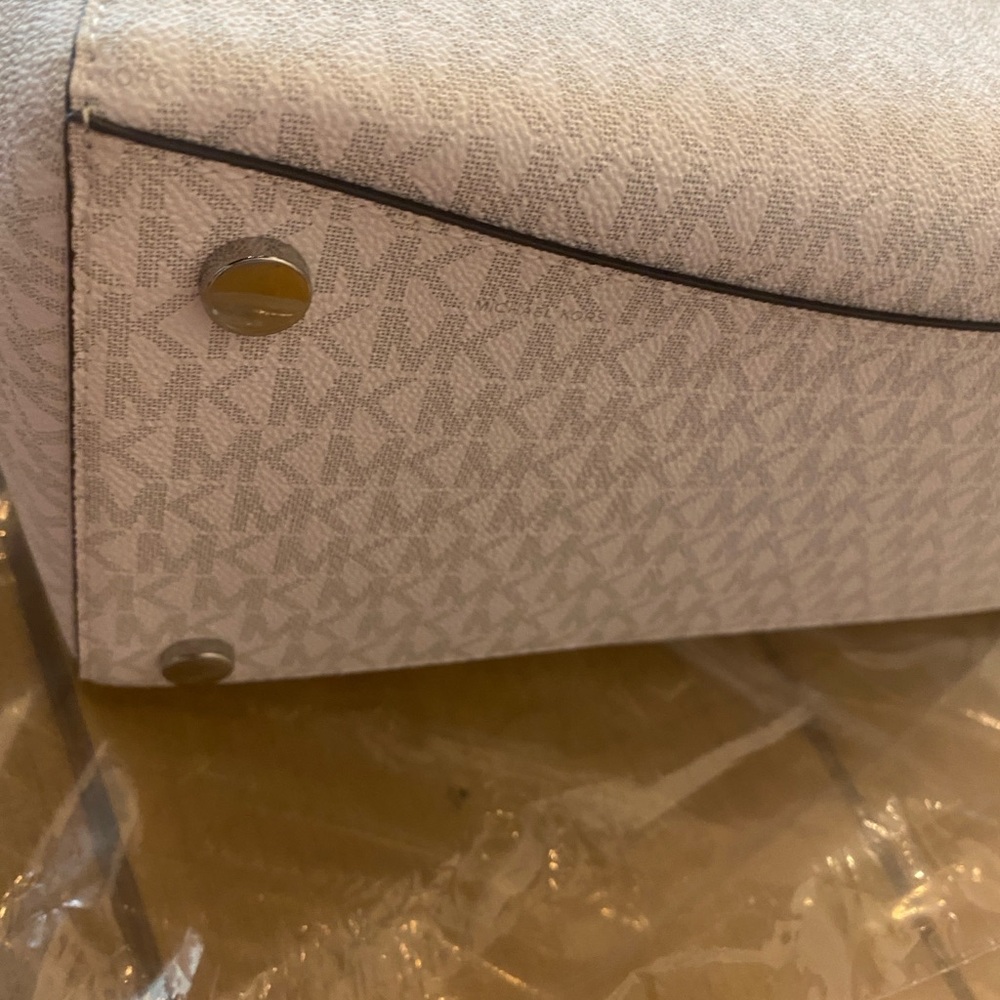 Michael Kors Voyager East West White Beige Signature Tote Authentic NEW w tags 🌷 - Picture 8 of 16